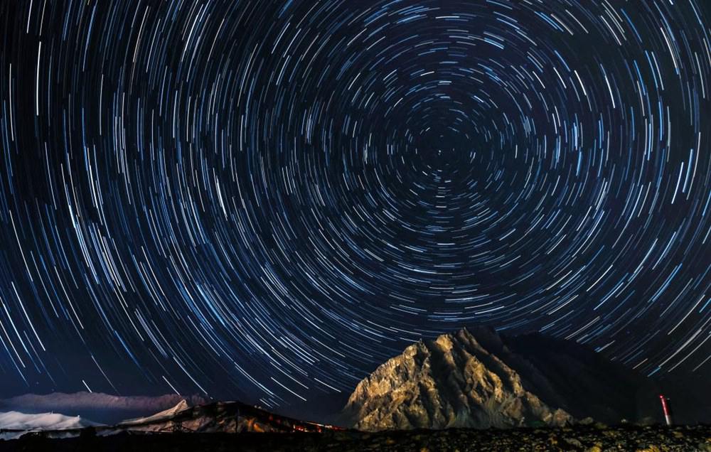 微微風(fēng)簇浪，散作滿(mǎn)河星。貢覺(jué)群培攝