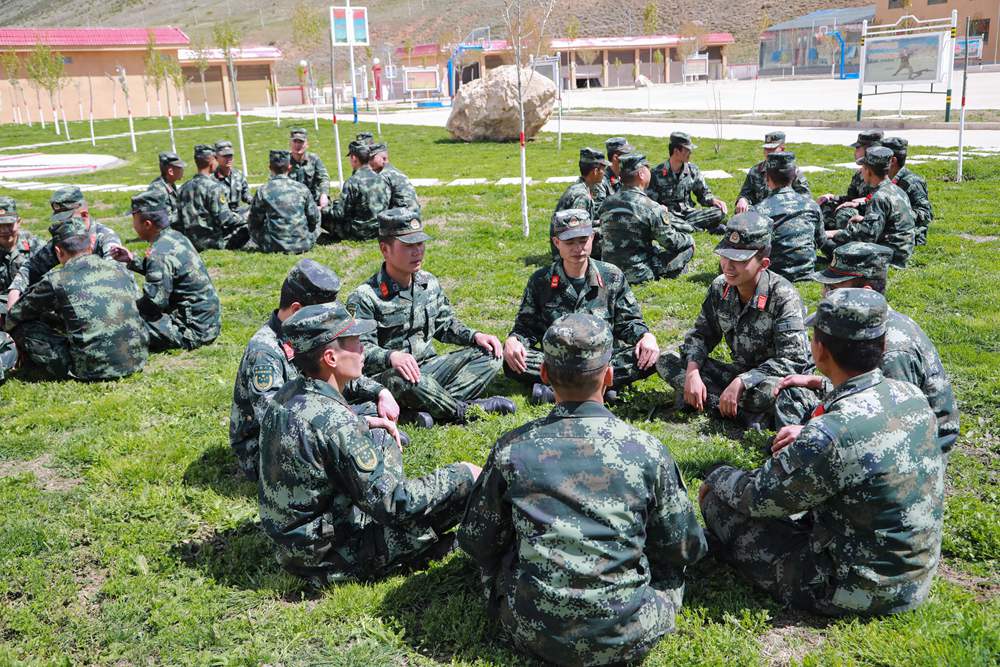 官兵正在開展“讀書分享”交流活動。