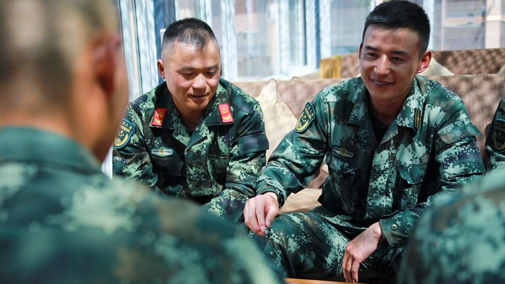 官兵正在陽光棚內優(yōu)雅的環(huán)境中下象棋。