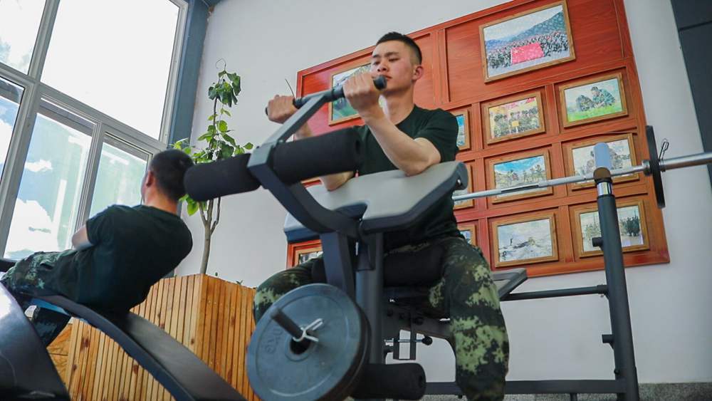 官兵正在陽光棚內自我健身。