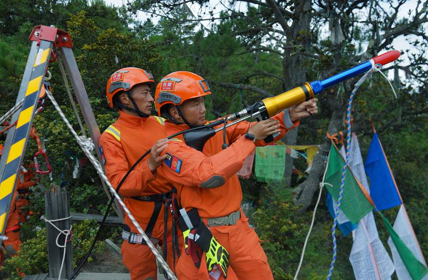 發(fā)射拋投器 。西繞拉翁攝