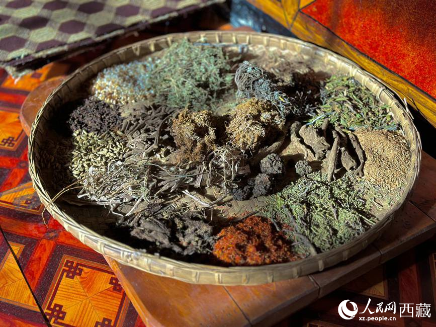 制作藏香的草本原料。人民網(wǎng)記者 次仁羅布攝