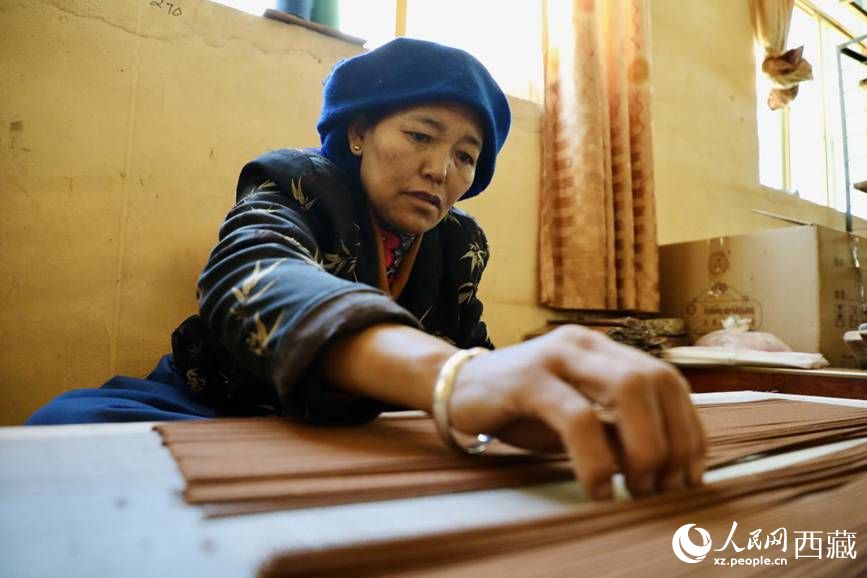 藏香廠的工人們堅持手工制作藏香。人民網(wǎng)記者 次仁羅布攝