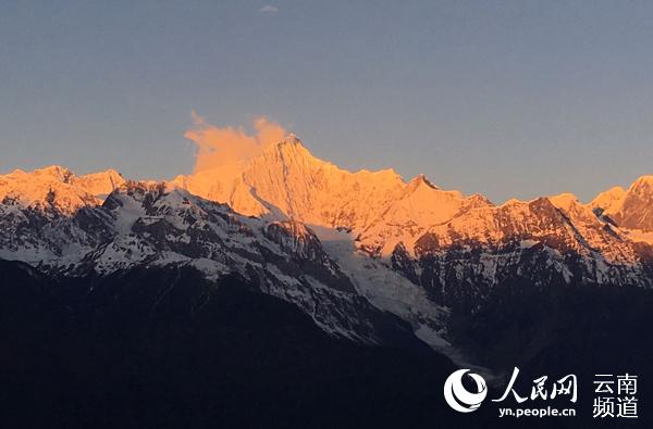 迪慶梅里雪山“日照金山”景觀。（供圖）