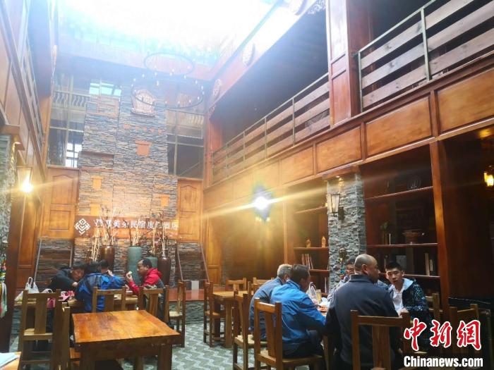 圖為扎尕那的藏式民宿酒店中，游客正在用餐。　史靜靜 攝