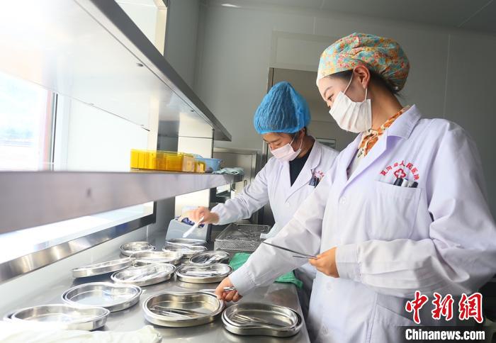 7月下旬，夏河縣人民醫(yī)院醫(yī)生進(jìn)行手術(shù)用具的消毒清潔?！「哒?攝