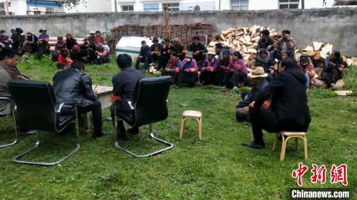 村民接受防火常識(shí)教育。若爾蓋縣林業(yè)和草原局供圖