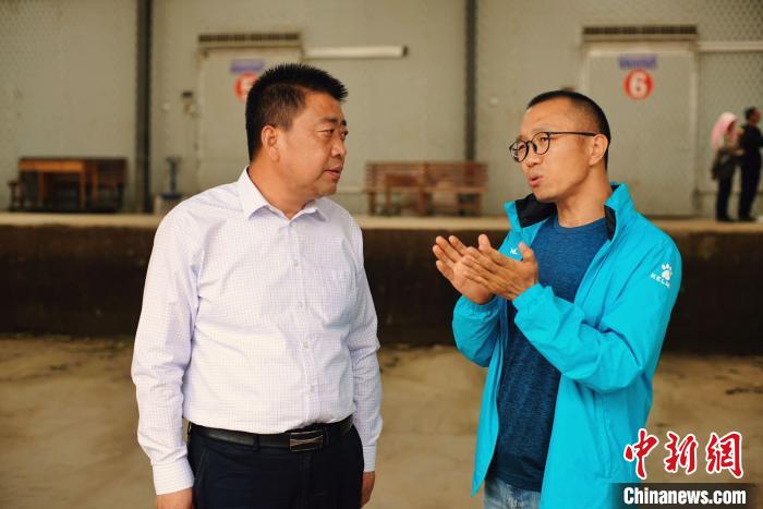 天祝縣委書記李鵬(左)接受自媒體“碼頭青年”主編林飛(右)采訪?！￡I道華 攝