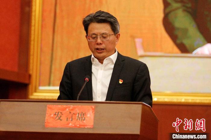 圖為果洛州委常委、副州長、上海市援青聯(lián)絡(luò)組組長馮志勇總結(jié)對口支援十年工作。　果洛州委宣傳部供圖 攝