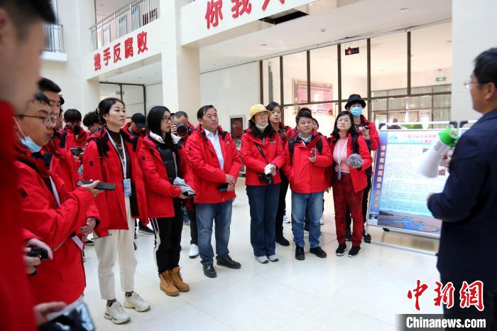 圖為中外媒體采訪三江源國(guó)家公園瀾滄江源園區(qū)生態(tài)保護(hù)成效。　張?zhí)砀?攝