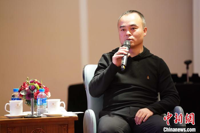 圖為<a target='_blank' >中新社</a>青海分社社長(zhǎng)胡鐘藝就加強(qiáng)瀾湄流域新聞報(bào)道發(fā)表觀點(diǎn)。　蘇丹 攝