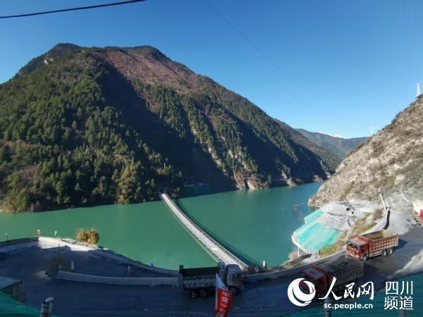這條單跨353米索道橋，是全國最長的民用重載索道橋，技術(shù)要求高，施工難度極大。僅完成進(jìn)行便道、索道橋施工就用了一年時間。郭瑩 攝