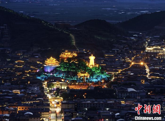 圖為滇藏茶馬古道重鎮(zhèn)獨克宗古城已成為知名旅游景點?！『蜁匝?攝