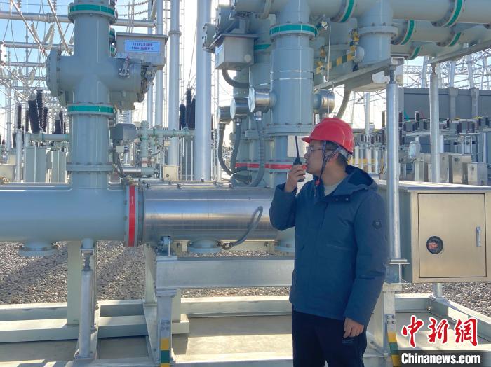 圖為國網青海檢修公司專業(yè)人員在沙柳變電站驗收設備。　唐胥 攝