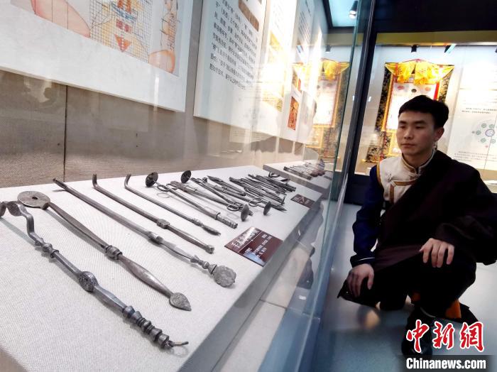 圖為陳展的藏醫(yī)手術(shù)器械?！?zhí)砀?攝