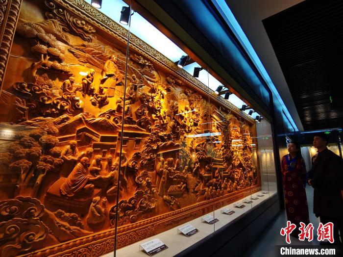 圖為青海大學(xué)民族醫(yī)學(xué)博物館陳展的歷代知名藏醫(yī)浮雕。　張?zhí)砀?攝