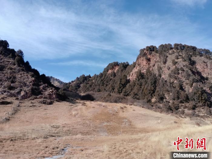 圖為坎布拉外圍地區(qū)的古火山口。孫揚(yáng)益 供圖 孫揚(yáng)益 供圖 攝