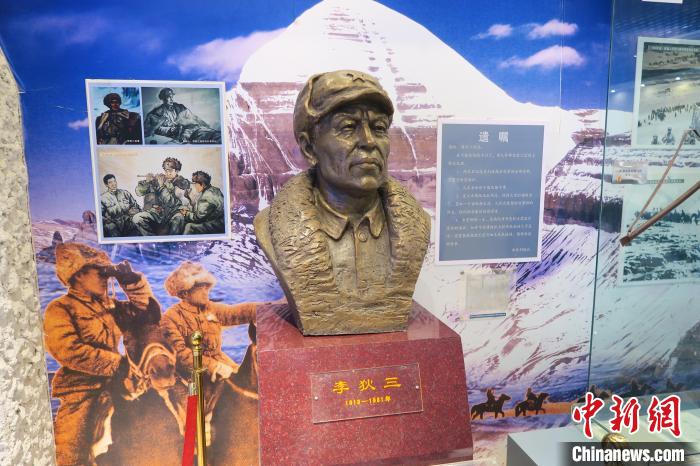 圖為南疆軍區(qū)某合成團1連榮譽室，雕像是進藏先遣英雄連總指揮李狄三?！畛坛?攝
