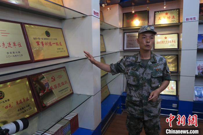 圖為南疆軍區(qū)某合成團1連連長齊楠?！畛坛?攝