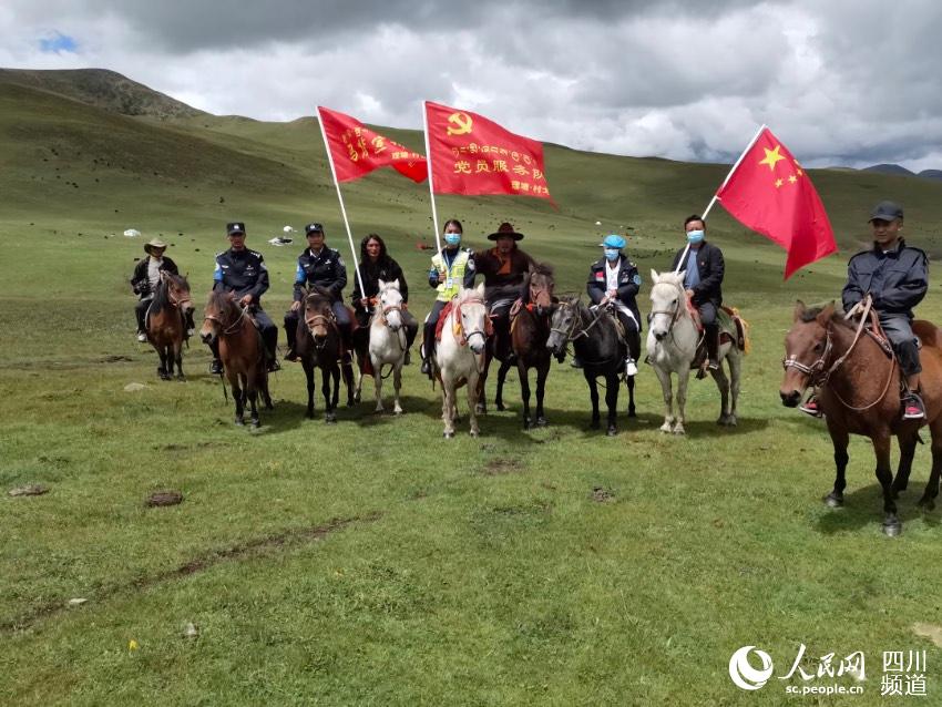 馬背宣講隊(duì)。巴登攝