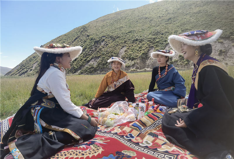 拉姆和她的朋友們在砂場修復(fù)點(diǎn)耍壩子。甘孜州石渠生態(tài)環(huán)境局供圖