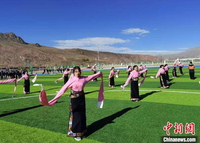圖為青海師范大學(xué)附屬玉樹(shù)實(shí)驗(yàn)學(xué)校學(xué)生在綠茵場(chǎng)跳起囊謙古舞—卓根瑪?！“讋?攝