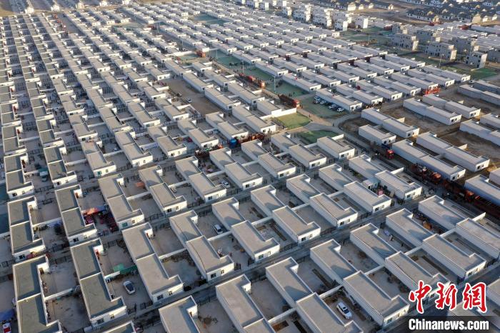 圖為蘭州新區(qū)移民安置區(qū)?！《P 攝