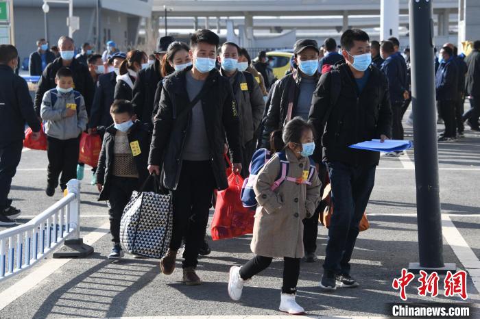 圖為搬遷民眾剛出火車站。　丁凱 攝