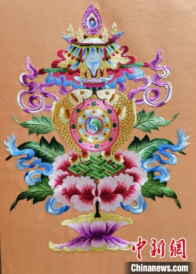 圖為藏繡作品?！∑钤鲚?攝
