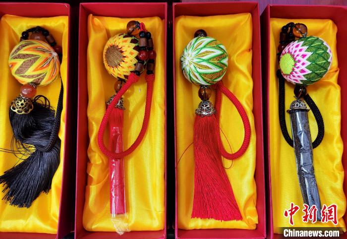 圖為藏繡手工藝品?！∑钤鲚?攝