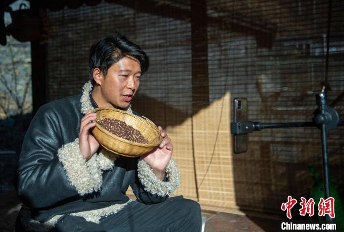洛桑在鏡頭前介紹家鄉(xiāng)特產(chǎn)?！⒅铱?攝