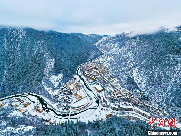 壤塘的雪后美景?！∪捞量h融媒體中心供圖