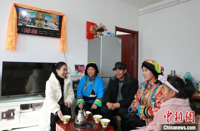 新家是兩層小樓房，一樓布置得充滿現(xiàn)代感，喝著藏式奶茶，一家人聊著今年春節(jié)怎么過(guò)?！《∷?攝