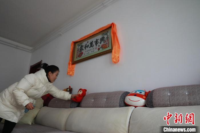 27日，春節(jié)將至，楊周馬草打掃房屋，拆洗沙發(fā)靠墊等?！《∷?攝