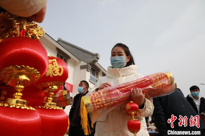 27日，蘭州新區(qū)為舟曲避險(xiǎn)搬遷移民送“春節(jié)包”，楊周馬草前往領(lǐng)取，紅色寓意來年的日子紅紅火火?！∥航ㄜ?攝