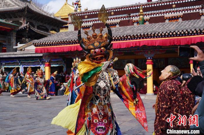 圖為塔爾寺僧侶進(jìn)行“跳欠”儀式。　馬銘言 攝
