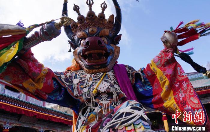 圖為塔爾寺僧侶進(jìn)行“跳欠”儀式。　馬銘言 攝