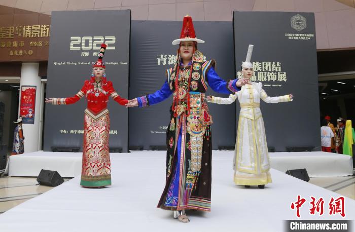 圖為模特展示蒙古族服飾?！●R銘言 攝