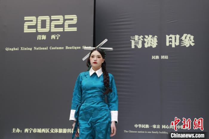 圖為模特展示少數(shù)民族服飾?！●R銘言 攝