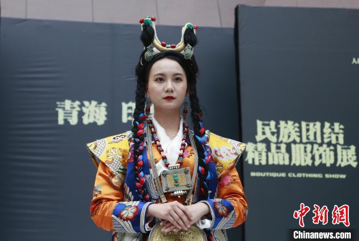 圖為模特展示藏族服飾?！●R銘言 攝