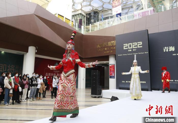 圖為模特身穿民族服飾進(jìn)行走秀。　馬銘言 攝