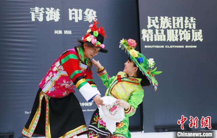 圖為模特身穿土族服飾進(jìn)行“土族刺繡”表演?！●R銘言 攝