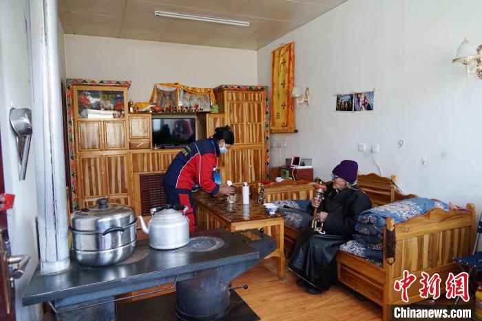 圖為敬老院護(hù)工為老人打掃屋內(nèi)衛(wèi)生?！●R銘言 攝