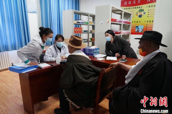 圖為骨科醫(yī)生為敬老院老人們進(jìn)行集中檢查?！●R銘言 攝