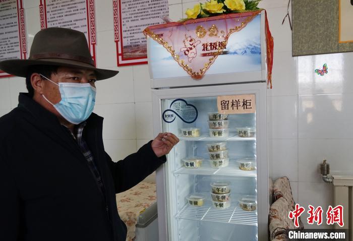 圖為敬老院院長德高介紹，老人們的三餐均有留樣記錄?！●R銘言 攝