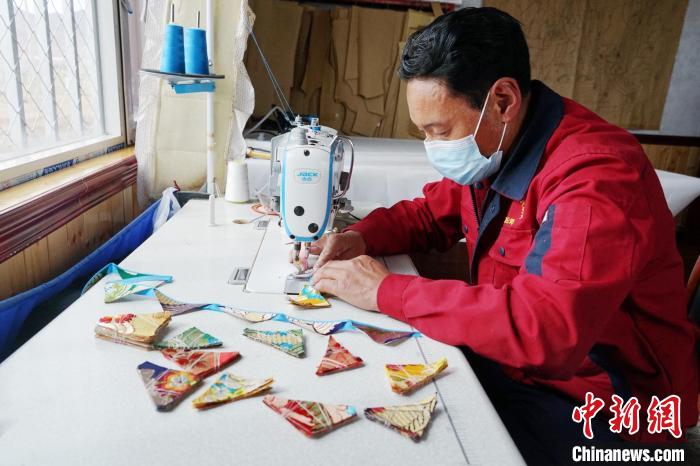 圖為工人正在制作藏式手工藝品?！●R銘言 攝