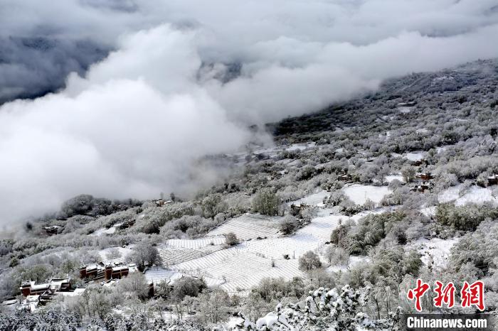 雪后的丹巴半山云霧繚繞?！±钣腊?攝