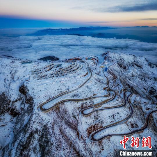 雪后的牛背山山頂和崎嶇的公路?！±顒P 攝