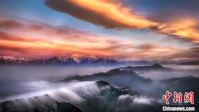 牛背山霞光?！∥挠宴?攝