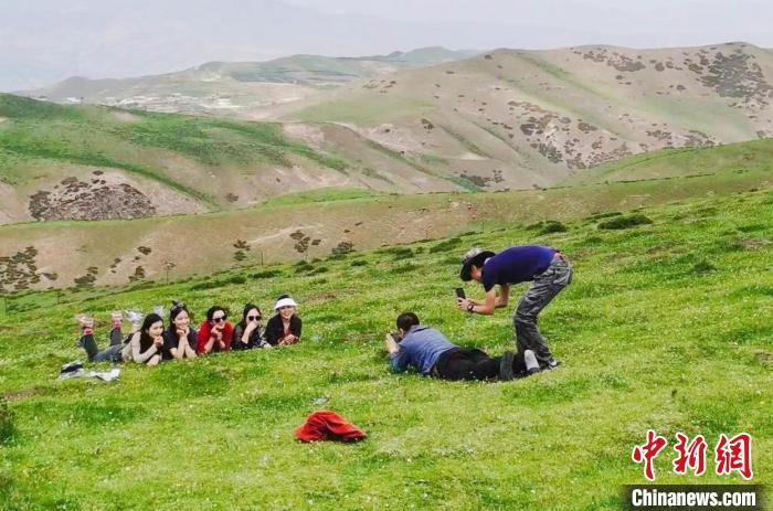 圖為民眾在草原留影。　劉秀娟 　攝